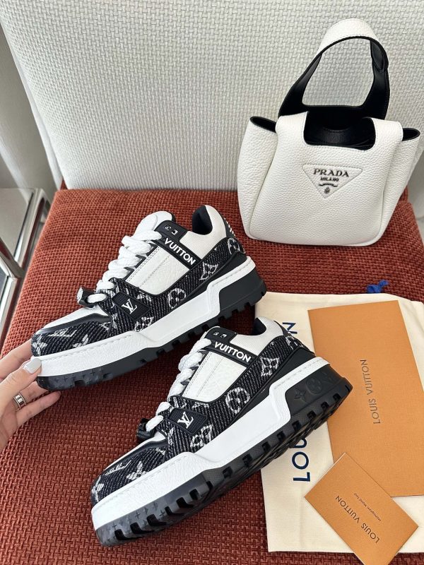 1AGZBL LV Trainer Maxi Sneaker Black