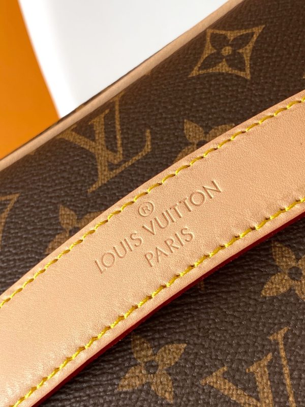 LV M11750 Toiletry Bag 11 LV M11750 Toiletry Bag