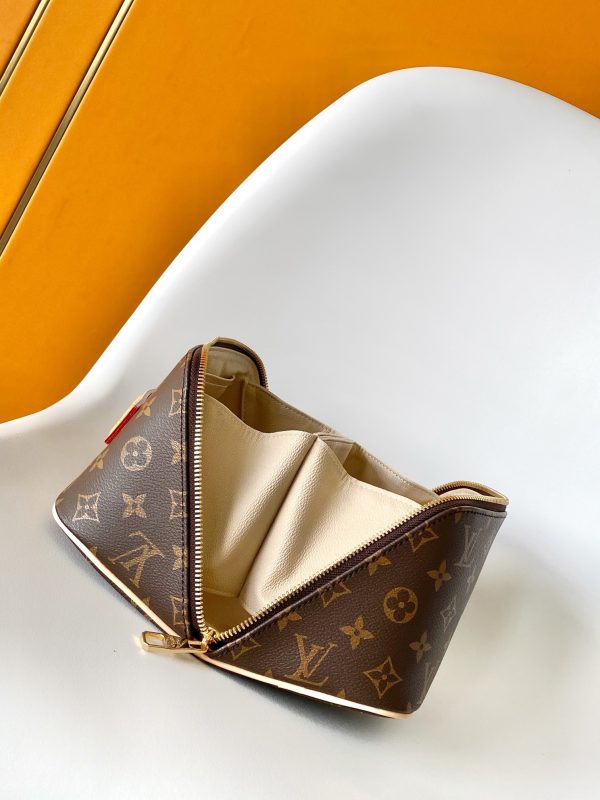 LV M11750 Toiletry Bag 13 LV M11750 Toiletry Bag