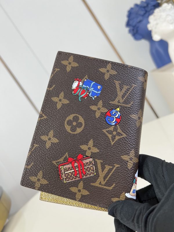 LV M15327 Passport Cover MonogramIced Gold
