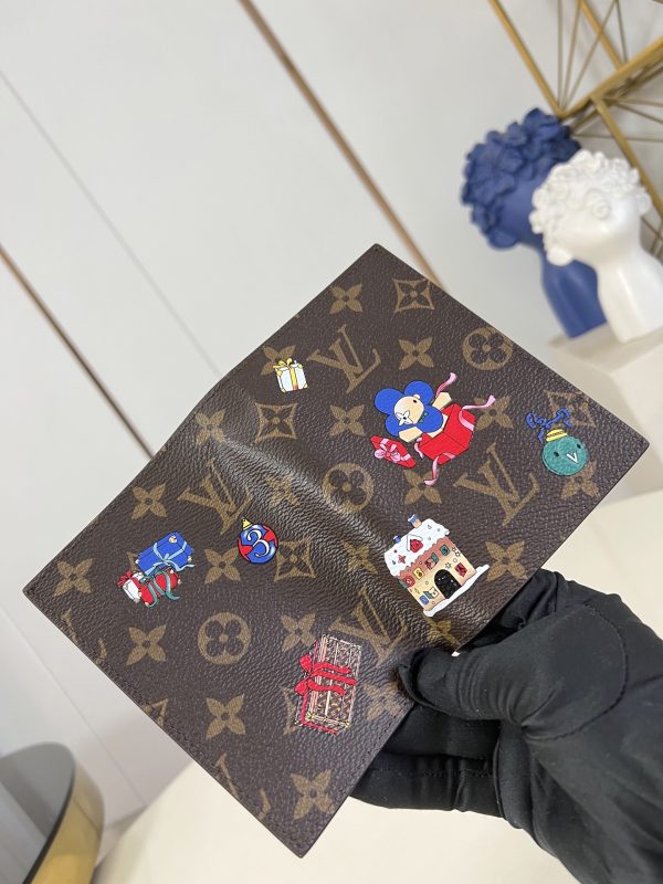 LV M15327 Passport Cover MonogramIced Gold