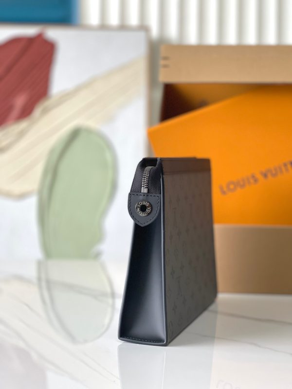 LV M69535 Pochette Voyage MM