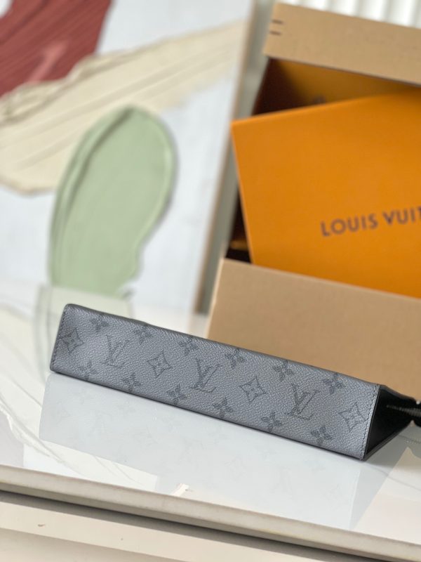 LV M69535 Pochette Voyage MM