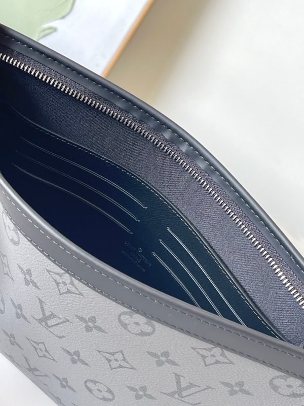 LV M69535 Pochette Voyage MM