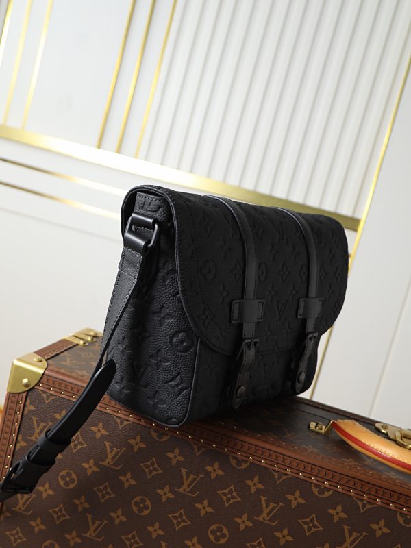 LV M28324 Christopher Messenger Bag Black