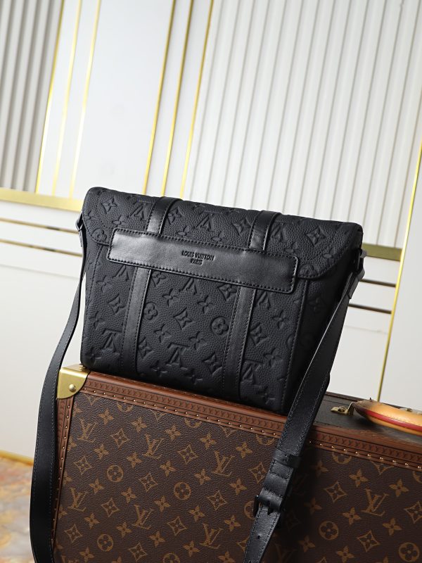 LV M28324 Christopher Messenger Bag Black