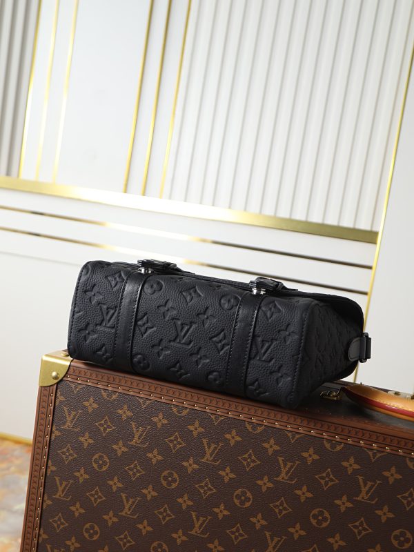 LV M28324 Christopher Messenger Bag Black