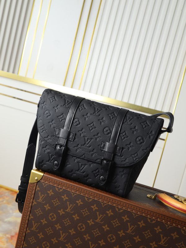 LV M28324 Christopher Messenger Bag Black