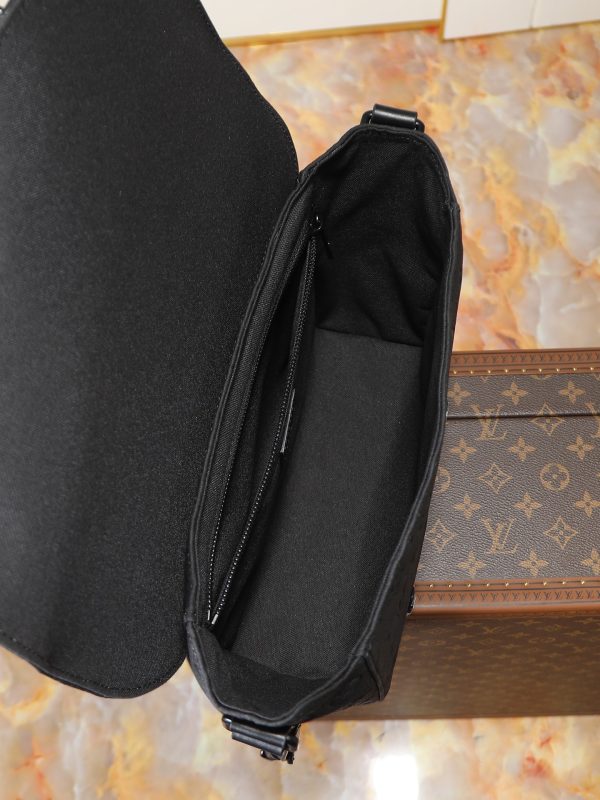 LV M28324 Christopher Messenger Bag Black