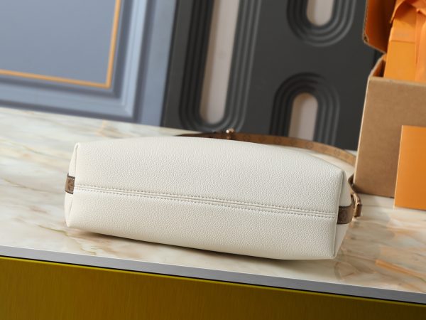 LV M29094 Multipass Handbag Vanilla